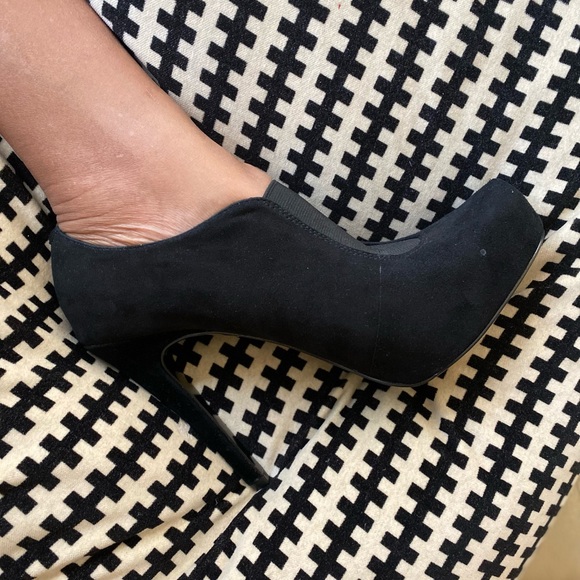 BCBG “LOWRISE” ANKLE BOOTIE - Picture 7 of 7